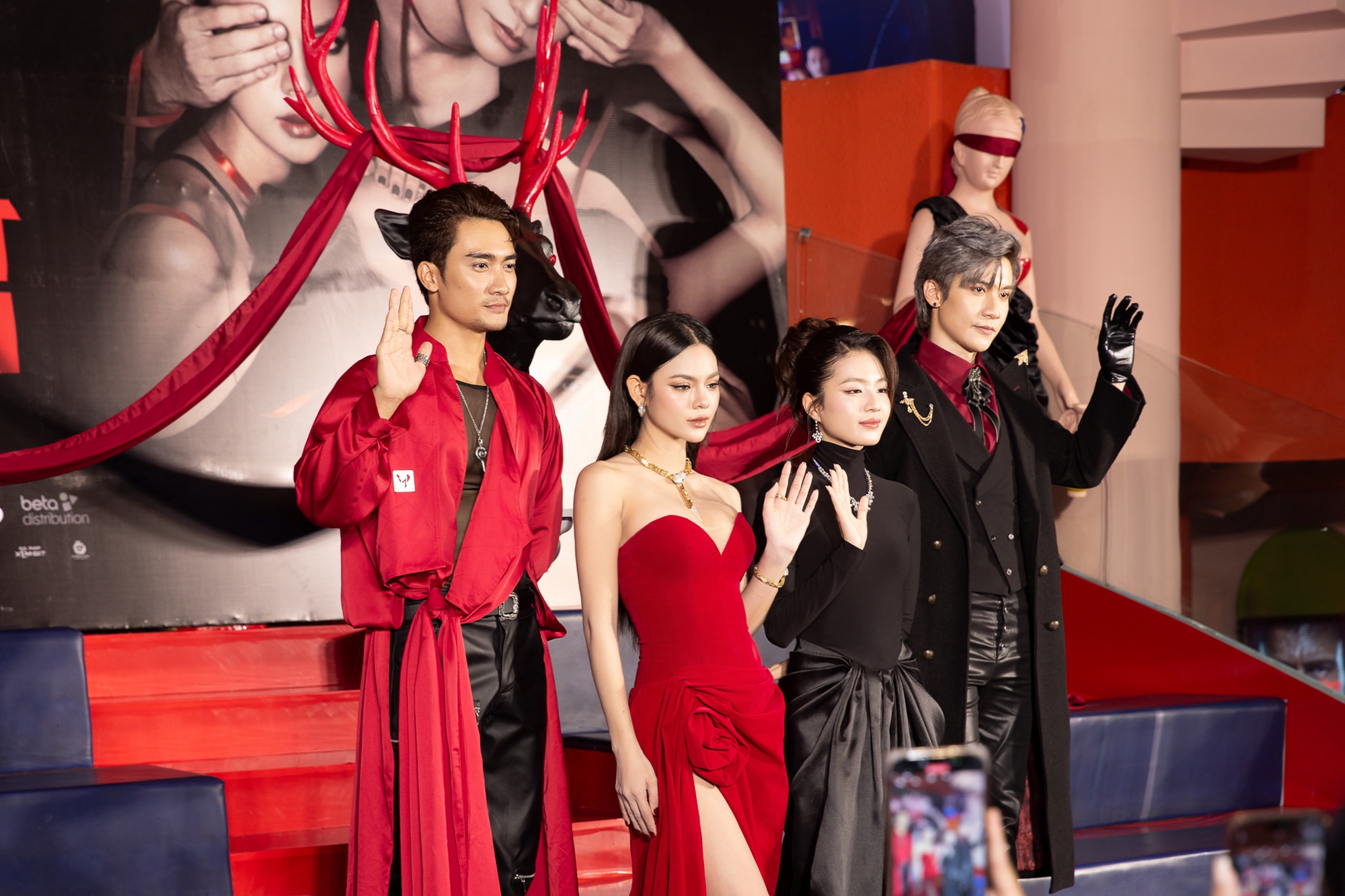 Vbiz có 1 mỹ nhân cứ xuất hiện là biến thảm đỏ thành kiệt tác, đẹp sang quá thể nhìn lóa cả mắt- Ảnh 5. Vbiz có 1 mỹ nhân cứ xuất hiện là biến thảm đỏ thành kiệt tác, đẹp sang quá thể nhìn lóa cả mắt- Ảnh 5.