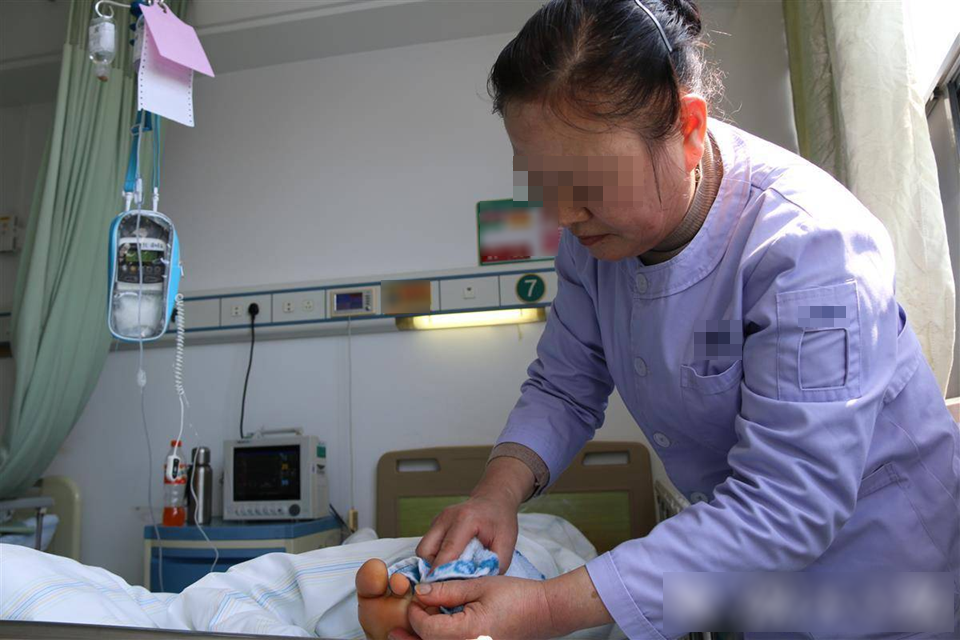 Nữ hộ lý 45 tuổi bất ngờ phát hiện mắc bệnh giang mai, nguồn lây nhiễm gây nghi vấn- Ảnh 1. Nữ hộ lý 45 tuổi bất ngờ phát hiện mắc bệnh giang mai, nguồn lây nhiễm gây nghi vấn- Ảnh 1.