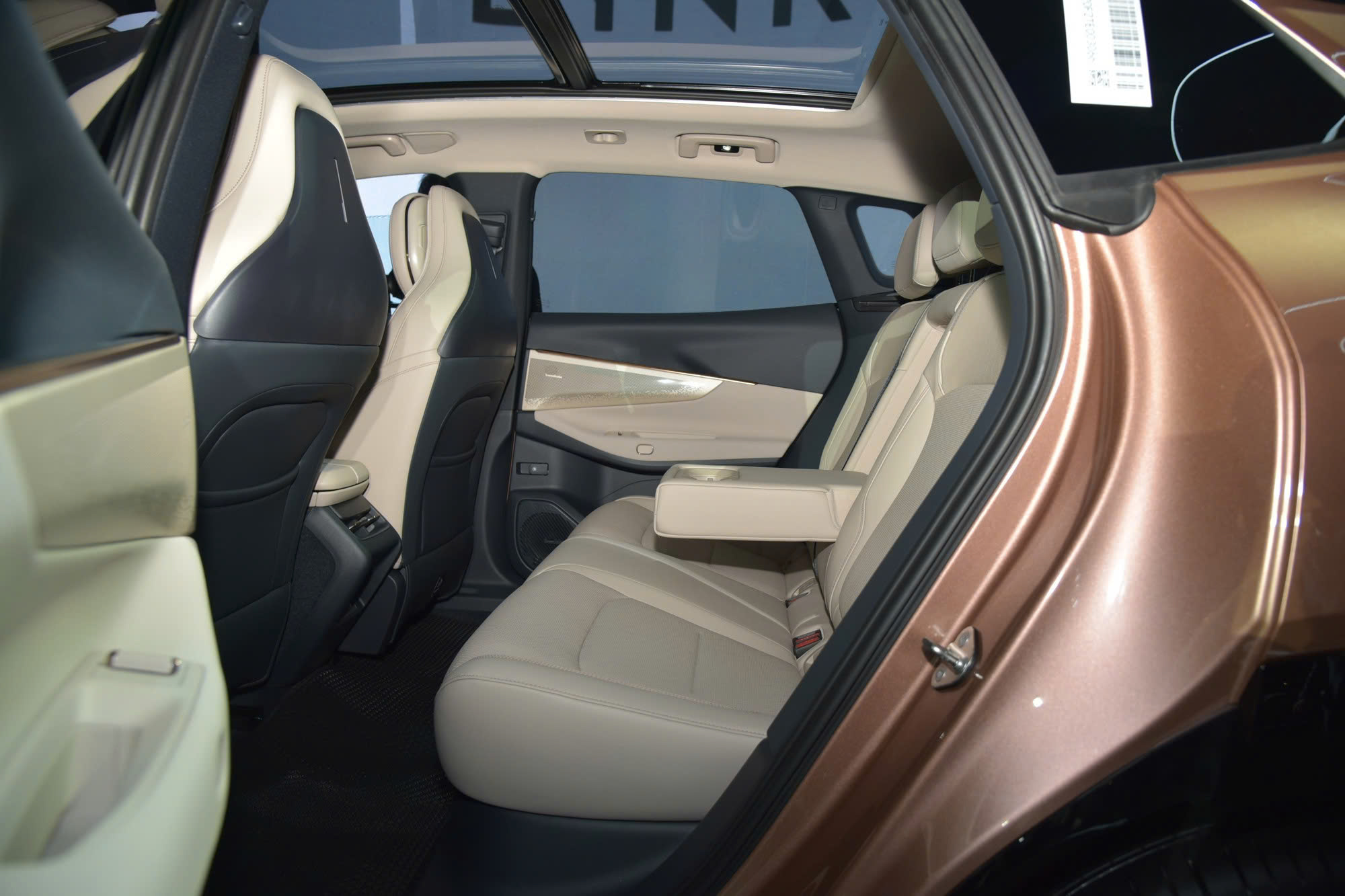 Cách bán Lynk & Co 08 cho người Việt: ‘Hãy kể kính không viền, gương chiếu hậu đặc biệt theo cách này’- Ảnh 5. Cách bán Lynk & Co 08 cho người Việt: ‘Hãy kể kính không viền, gương chiếu hậu đặc biệt theo cách này’- Ảnh 5.