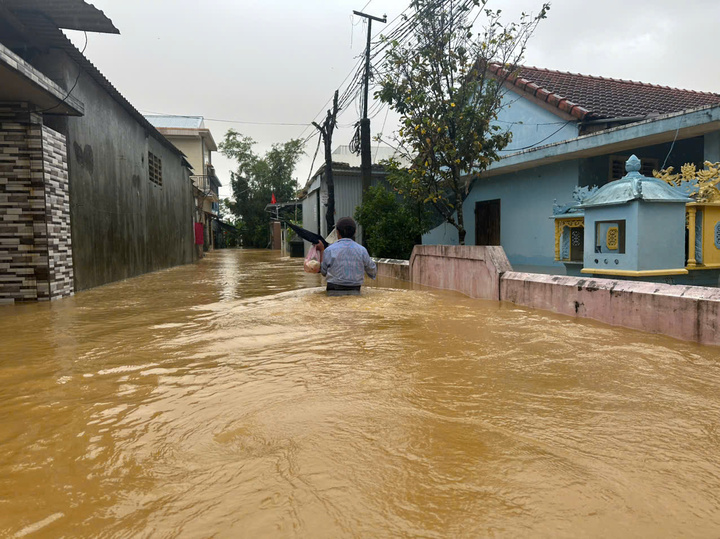 Chủ tịch TP Huế nói gì về trận lụt lịch sử, xô đổ mọi kỷ lục về lượng mưa?- Ảnh 3. Chủ tịch TP Huế nói gì về trận lụt lịch sử, xô đổ mọi kỷ lục về lượng mưa?- Ảnh 3.