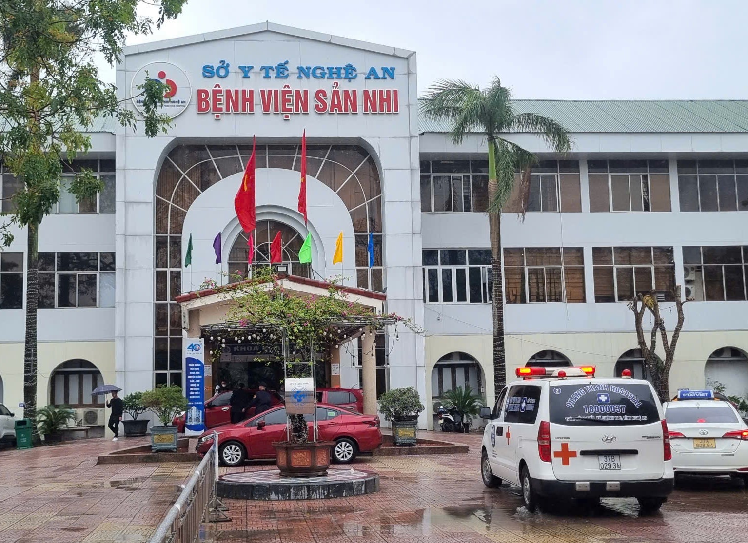 Vụ dùng dao tấn công làm 7 người bị thương: Khen thưởng các nữ điều dưỡng và cá nhân dũng cảm- Ảnh 2. Vụ dùng dao tấn công làm 7 người bị thương: Khen thưởng các nữ điều dưỡng và cá nhân dũng cảm- Ảnh 2.