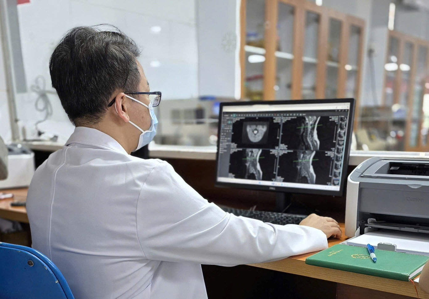 Mỗi ngày hít 240 đến 320 quả bóng cười, hai vợ chồng liệt, tổn thương tủy sống- Ảnh 1.