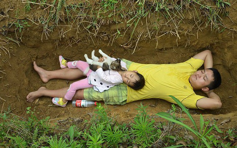 C&ocirc; b&eacute; 2 tuổi từng nằm dưới mộ mỗi ng&agrave;y để "l&agrave;m quen với c&aacute;i chết" hiện tại ra sao?- Ảnh 1.