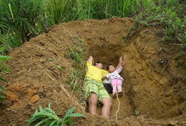 C&ocirc; b&eacute; 2 tuổi từng nằm dưới mộ mỗi ng&agrave;y để "l&agrave;m quen với c&aacute;i chết" hiện tại ra sao?- Ảnh 3.