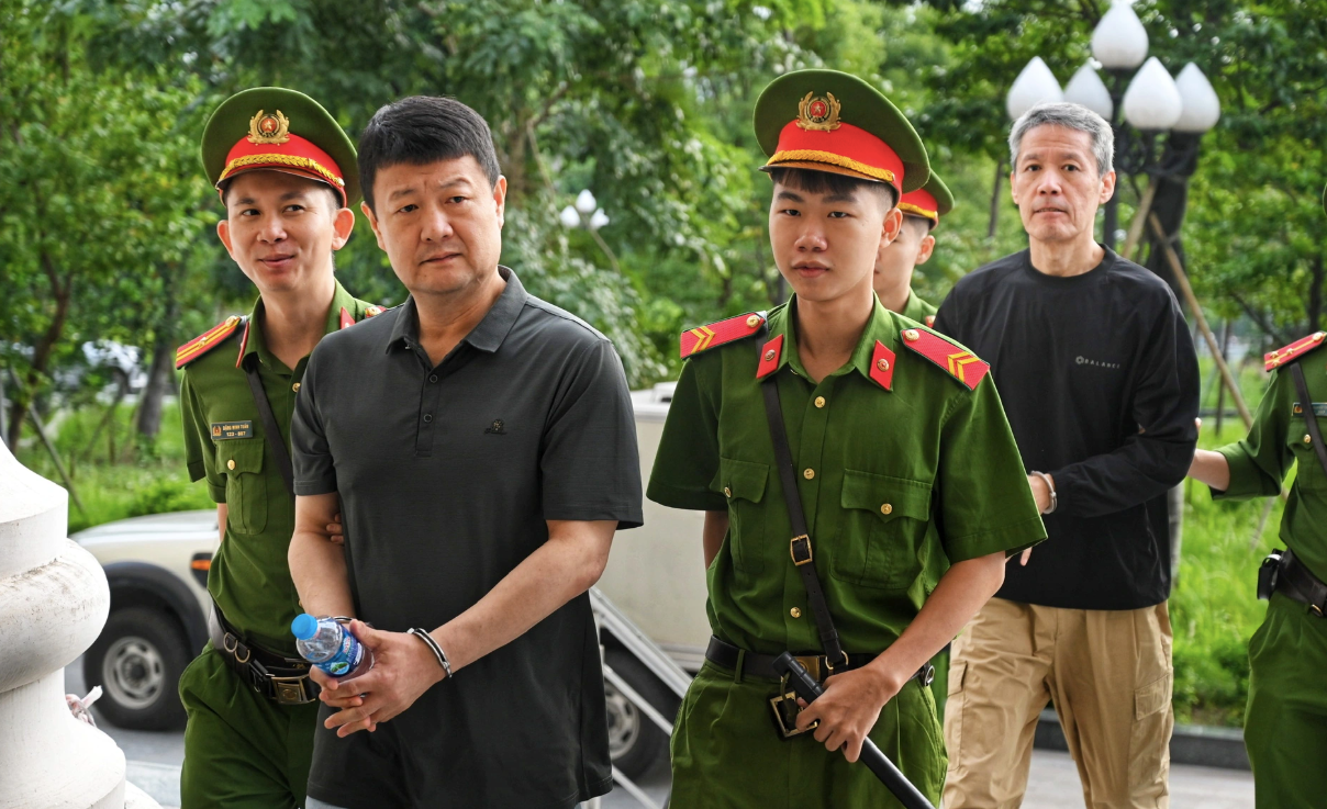 Cảnh sát dẫn giải nhóm bị cáo trong vụ đánh bạc 106 triệu USD tại khách sạn Pullman- Ảnh 2.