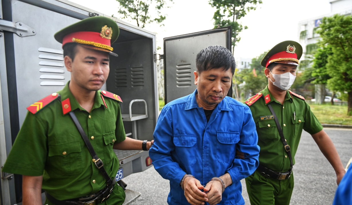 Cảnh sát dẫn giải nhóm bị cáo trong vụ đánh bạc 106 triệu USD tại khách sạn Pullman- Ảnh 1.