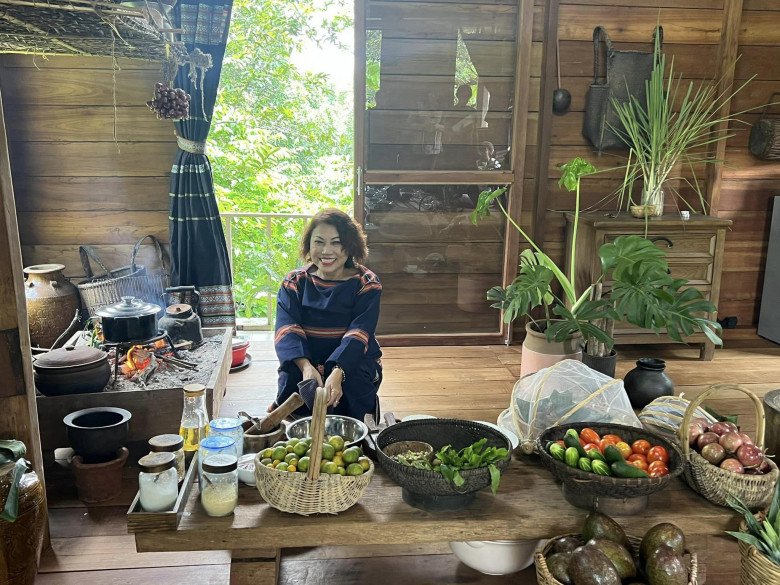 Ngôi sao ca nhạc đình đám: Nợ 40 tỷ, U60 nhiều bệnh, mất khả năng nói chuyện và ăn uống- Ảnh 2. Ngôi sao ca nhạc đình đám: Nợ 40 tỷ, U60 nhiều bệnh, mất khả năng nói chuyện và ăn uống- Ảnh 2.