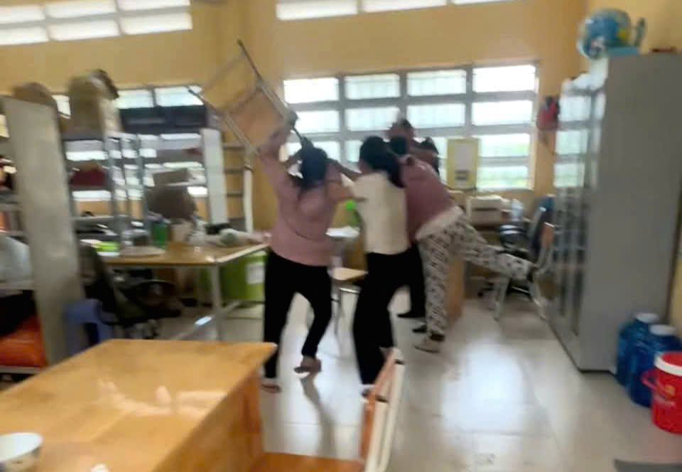 Nữ phụ huynh vào trường hành hung nam giáo viên vì nhắn tin “thân mật” với nữ sinh Nữ phụ huynh vào trường hành hung nam giáo viên vì nhắn tin “thân mật” với nữ sinh