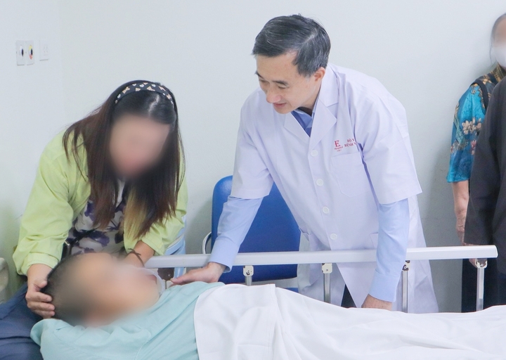 Cuộc hội ngộ xúc động giữa Thứ trưởng Y tế và người được cứu sống ở cầu Nhật Tân- Ảnh 1. Cuộc hội ngộ xúc động giữa Thứ trưởng Y tế và người được cứu sống ở cầu Nhật Tân- Ảnh 1.