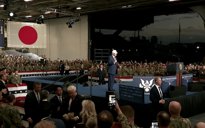 Mẫu túi xách của Thủ tướng Nhật Bản trở thành hiện tượng mạng- Ảnh 2. Màn nhảy ngẫu hứng của ông Trump trước 6.000 lính Mỹ ở Nhật Bản và bài nhạc nền đặc biệt