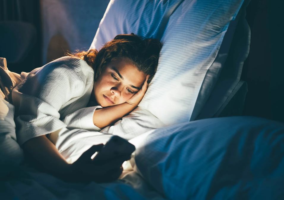 Đau tim, suy tim rất hay "để mắt tới" những người tiếp xúc với thứ này vào ban đêm- Ảnh 1.