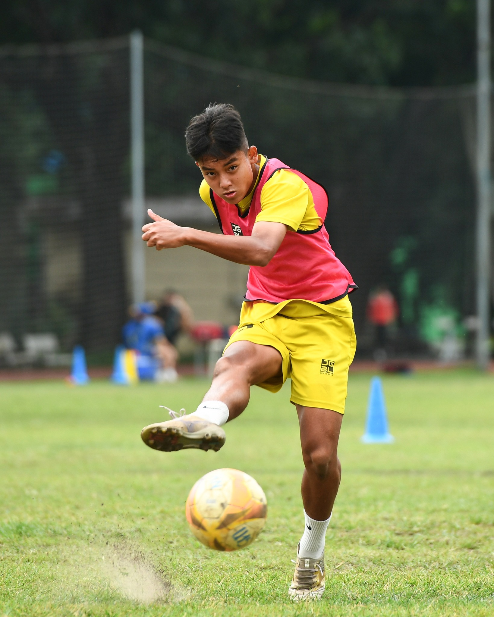 "Xin cha bỏ bia": Cầu thủ nhí trải lòng, hé lộ sự thật sau bức ảnh xôn xao làng bóng đá Việt- Ảnh 2. "Xin cha bỏ bia": Cầu thủ nhí trải lòng, hé lộ sự thật sau bức ảnh xôn xao làng bóng đá Việt- Ảnh 2.