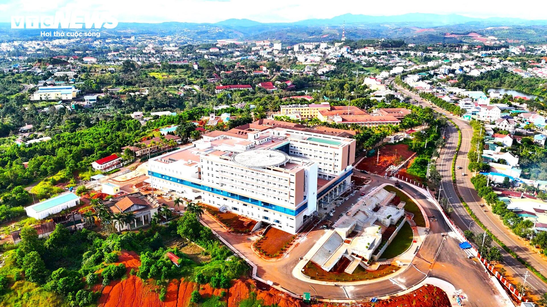 Cận cảnh bệnh viện có bãi đáp trực thăng đầu tiên ở Tây Nguyên- Ảnh 1. Cận cảnh bệnh viện có bãi đáp trực thăng đầu tiên ở Tây Nguyên- Ảnh 1.