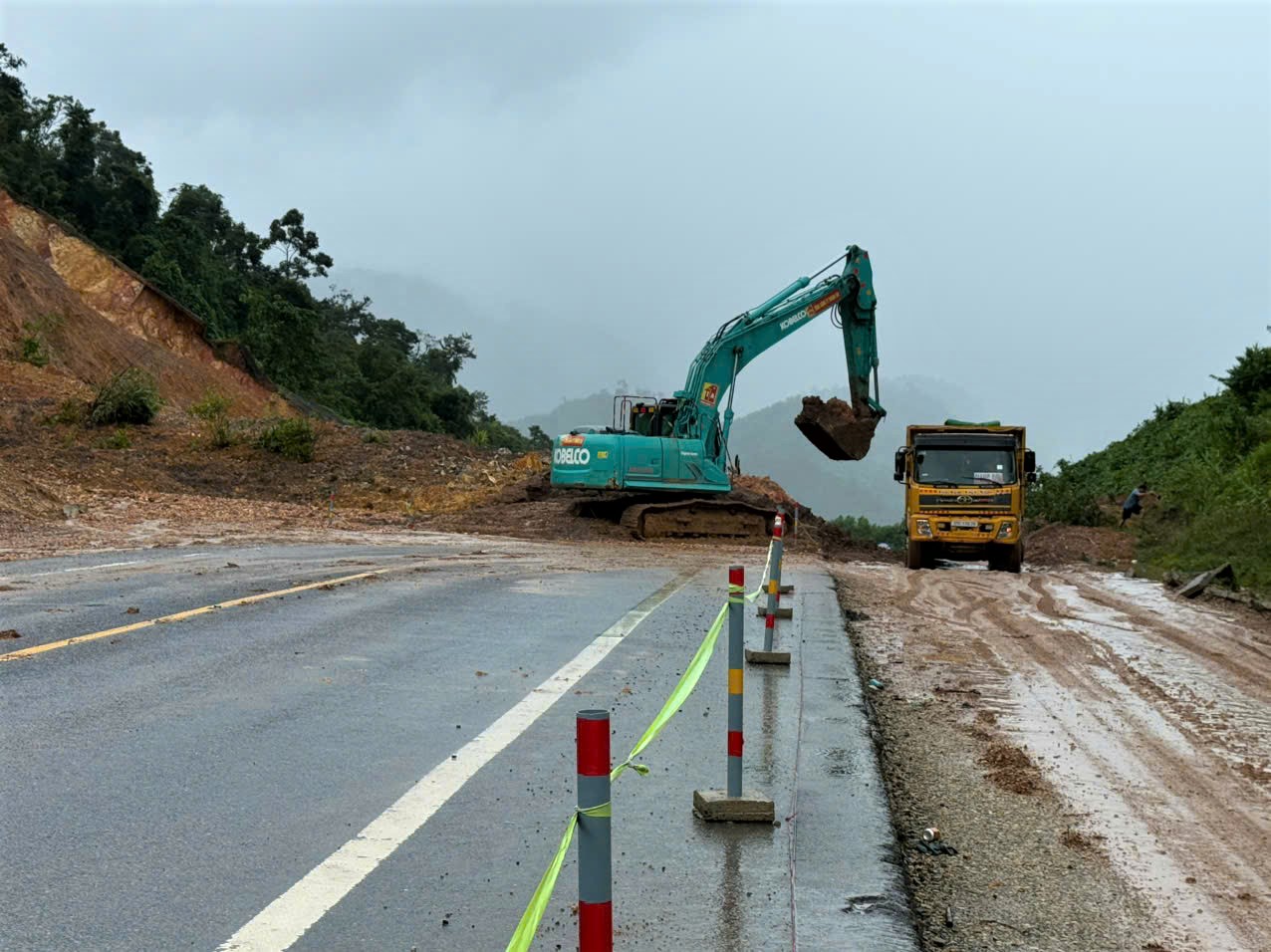 Quả đồi với khoảng 4.000m3 đất đá đổ ập xuống tuyến cao tốc La Sơn- Hòa Liên- Ảnh 3. Quả đồi với khoảng 4.000m3 đất đá đổ ập xuống tuyến cao tốc La Sơn- Hòa Liên- Ảnh 3.