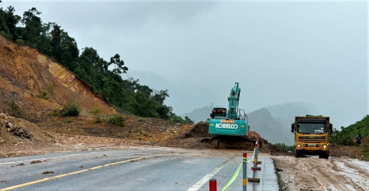 Quả đồi với khoảng 4.000m3 đất đá đổ ập xuống tuyến cao tốc La Sơn- Hòa Liên- Ảnh 2. Quả đồi với khoảng 4.000m3 đất đá đổ ập xuống tuyến cao tốc La Sơn- Hòa Liên- Ảnh 2.