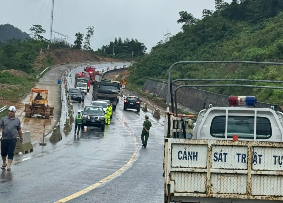 Quả đồi với khoảng 4.000m3 đất đá đổ ập xuống tuyến cao tốc La Sơn- Hòa Liên- Ảnh 1. Quả đồi với khoảng 4.000m3 đất đá đổ ập xuống tuyến cao tốc La Sơn- Hòa Liên- Ảnh 1.
