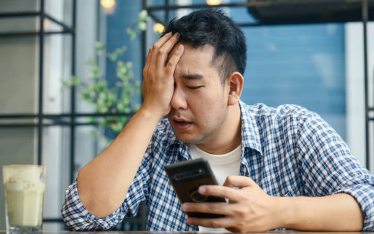 Đứng ra trả tiền họp lớp, người đàn ông bị vợ mắng "sĩ diện hão" rồi bật khóc khi thấy tin nhắn nhóm lớp- Ảnh 1. Đứng ra trả tiền họp lớp, người đàn ông bị vợ mắng "sĩ diện hão" rồi bật khóc khi thấy tin nhắn nhóm lớp- Ảnh 1.