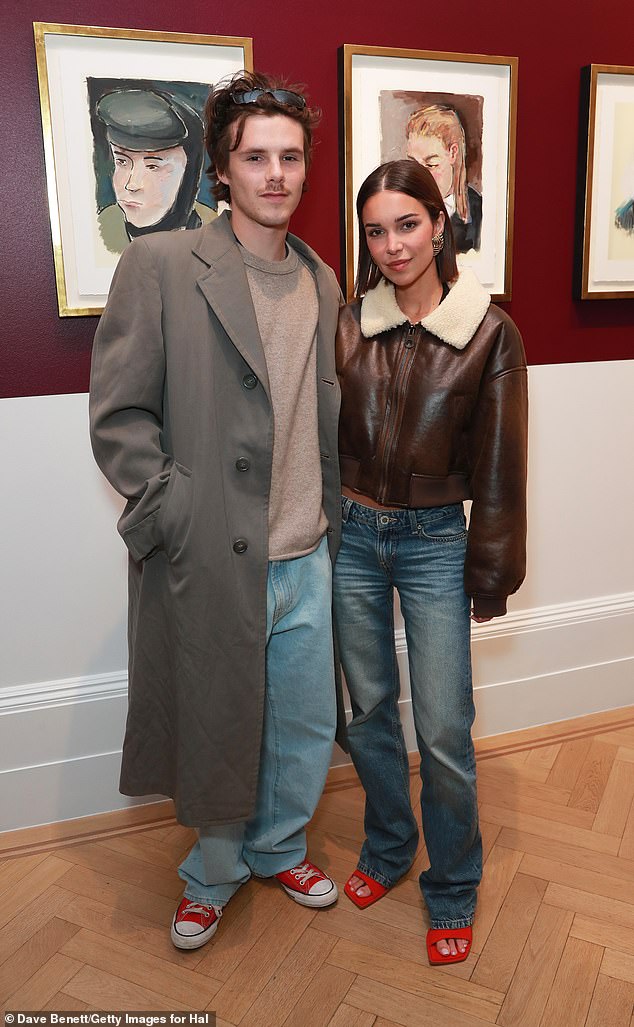 Vợ chồng Beckham bỏ tiền thuê nữ nhạc sĩ kèm cặp con trai út, ngờ đâu lại rước về một... nàng dâu tương lai- Ảnh 2. Vợ chồng Beckham bỏ tiền thuê nữ nhạc sĩ kèm cặp con trai út, ngờ đâu lại rước về một... nàng dâu tương lai- Ảnh 2.