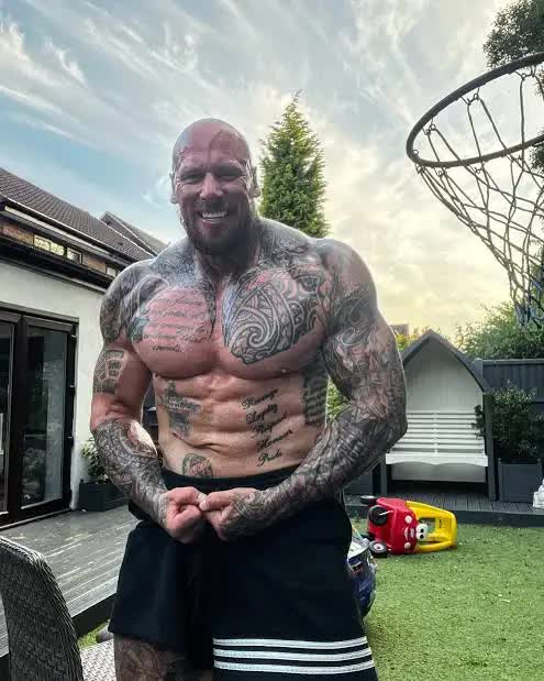 Chàng trai gầy trơ xương hóa "quái vật khổng lồ" 2m03 chỉ nhờ một môn thể thao khiến tất cả ngỡ ngàng- Ảnh 3.