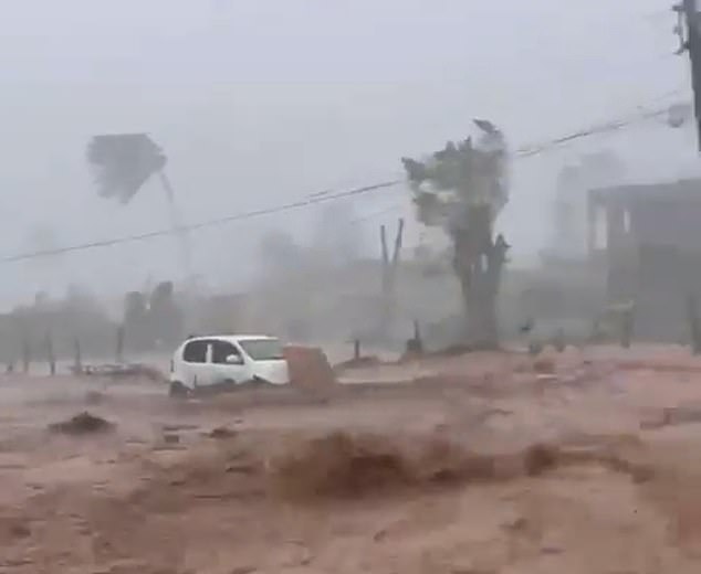 Si&ecirc;u b&atilde;o mạnh nhất thế giới 2025 ch&iacute;nh thức đổ bộ: Mắt b&atilde;o 