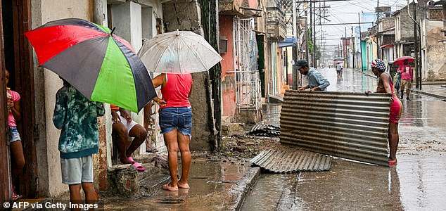 Si&ecirc;u b&atilde;o mạnh nhất thế giới 2025 ch&iacute;nh thức đổ bộ: Mắt b&atilde;o 