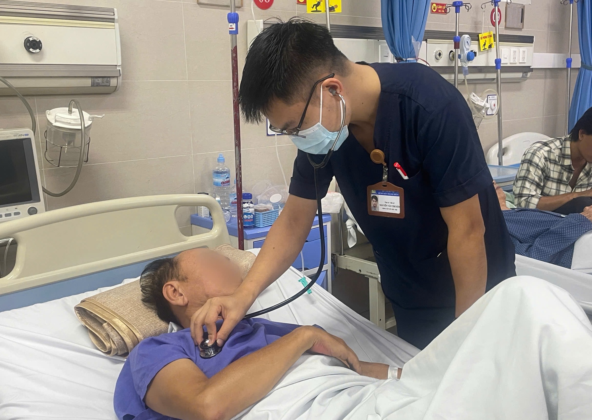 Đột quỵ khi uống bia, người đàn ông thoát chết ngoạn mục- Ảnh 1. Đột quỵ khi uống bia, người đàn ông thoát chết ngoạn mục- Ảnh 1.