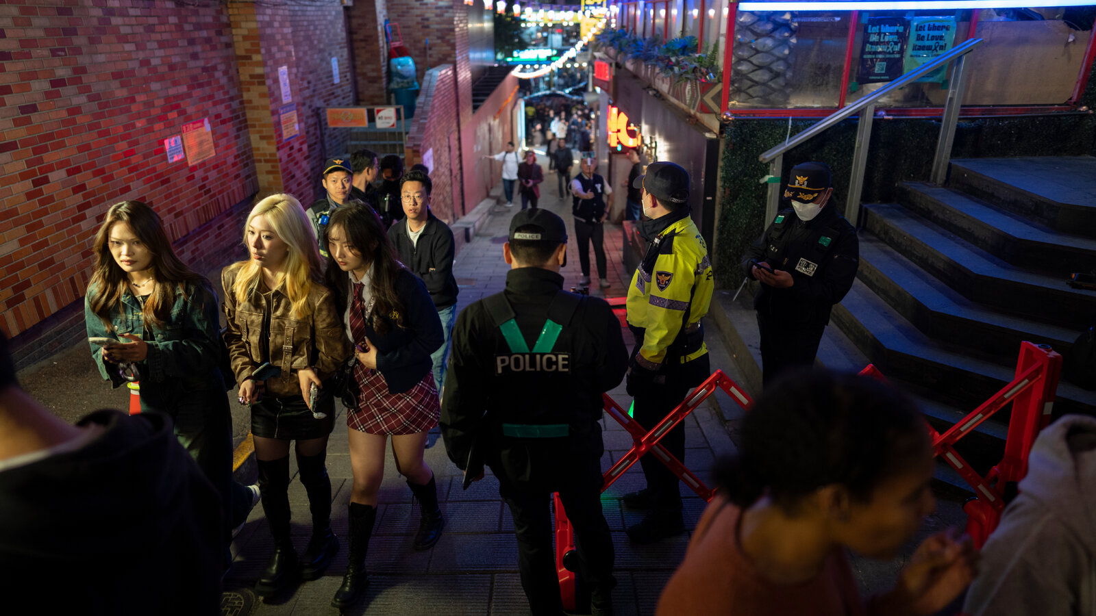 Cảnh tượng những ngày này trên con đường Hàn Quốc khiến nhiều người quan tâm, nhận xét: "Tôi vẫn ám ảnh!"- Ảnh 11. Cảnh tượng những ngày này trên con đường Hàn Quốc khiến nhiều người quan tâm, nhận xét: "Tôi vẫn ám ảnh!"- Ảnh 11.