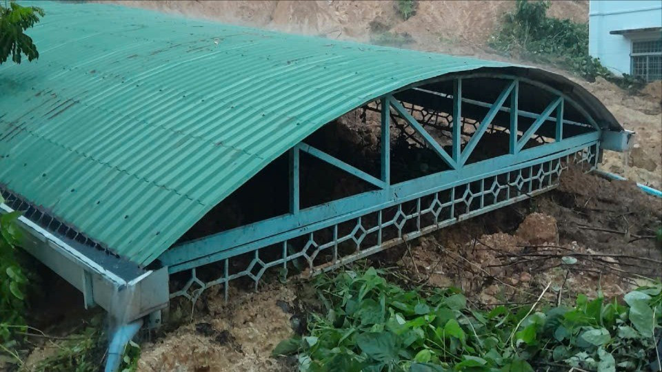 Đất n&uacute;i đổ ập xuống trạm y tế, nh&acirc;n vi&ecirc;n trực kịp chạy tho&aacute;t- Ảnh 2.