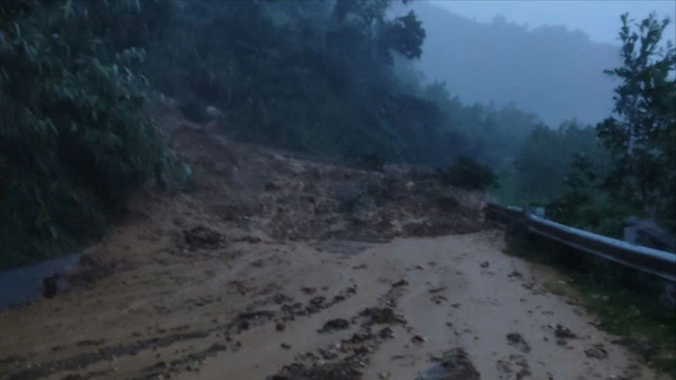 Đất n&uacute;i đổ ập xuống trạm y tế, nh&acirc;n vi&ecirc;n trực kịp chạy tho&aacute;t- Ảnh 6.