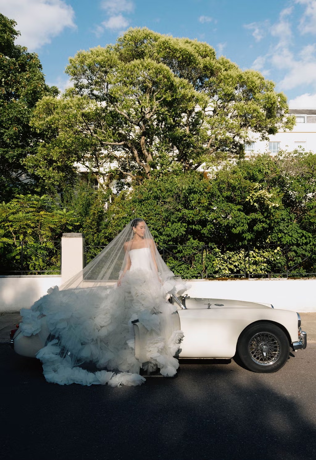 &Ecirc; k&iacute;p đứng sau đ&aacute;m cưới của Ti&ecirc;n Nguyễn l&agrave; thế lực 