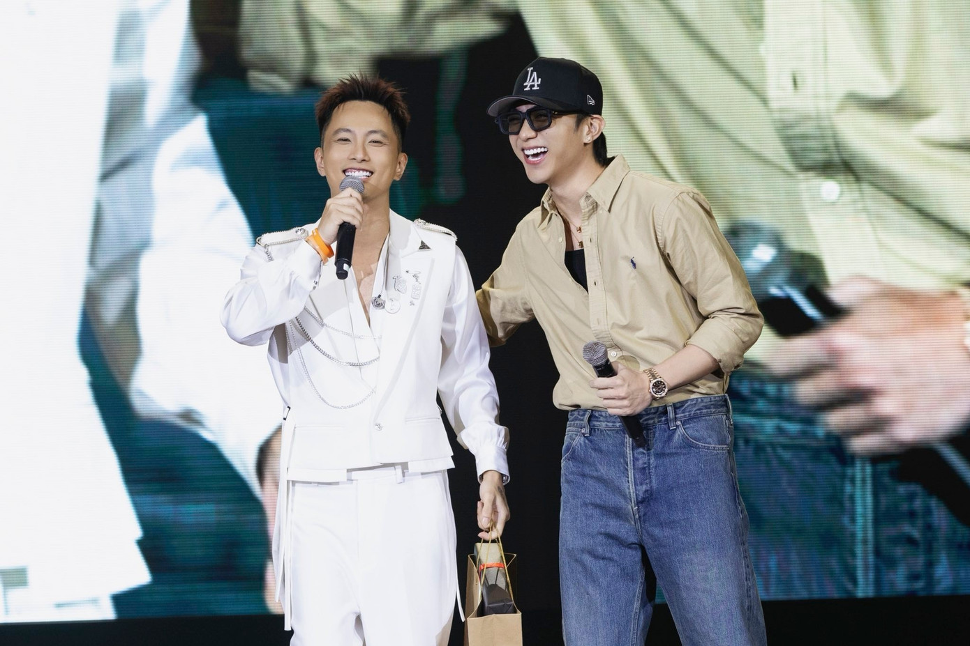 Thêm nhiều ca sĩ âm thầm xóa loạt ca khúc nhạy cảm sau lệnh cấm ở TPHCM- Ảnh 4. Thêm nhiều ca sĩ âm thầm xóa loạt ca khúc nhạy cảm sau lệnh cấm ở TPHCM- Ảnh 4.