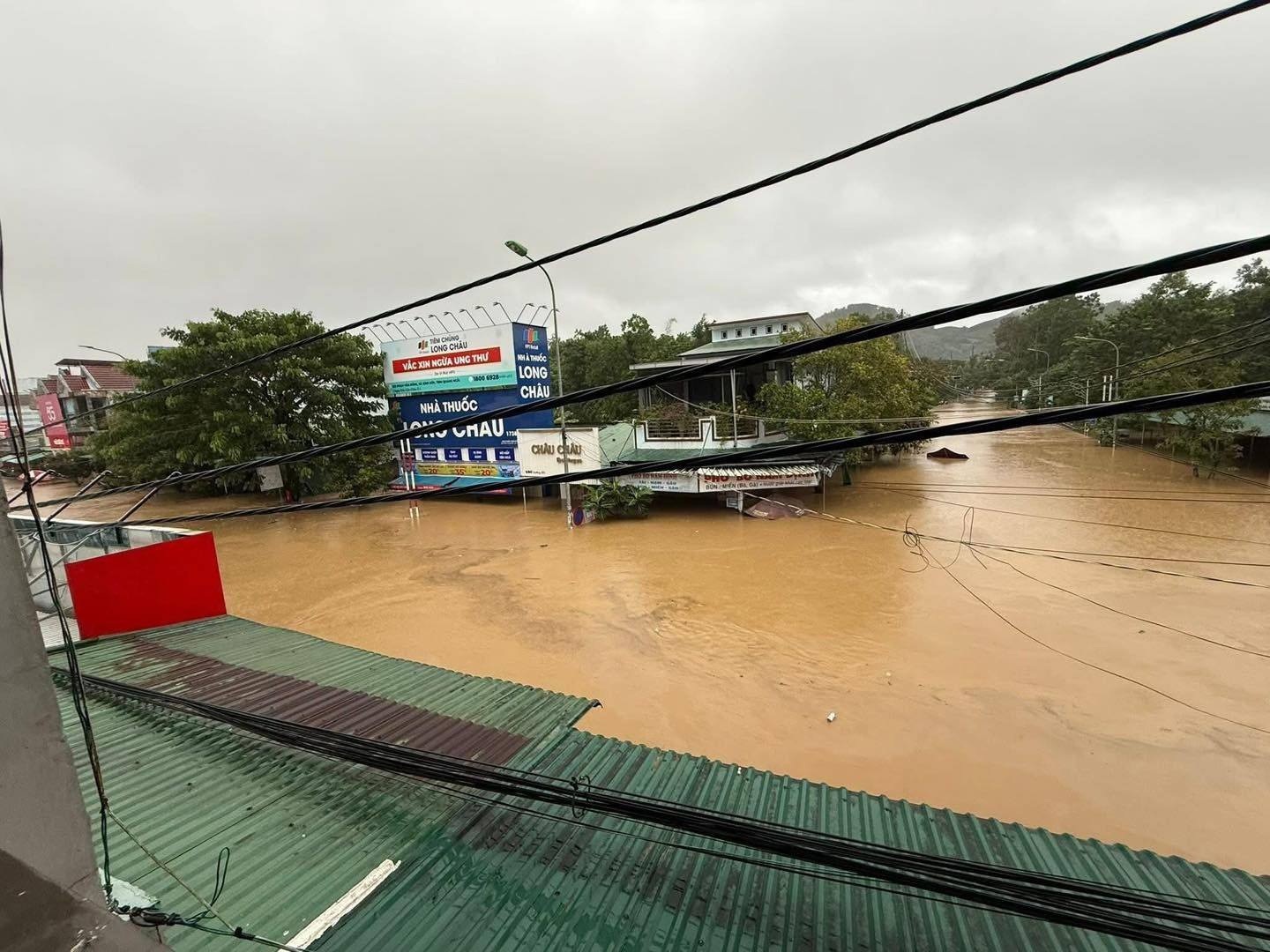 Quảng Ngãi nước lũ ngập đến tầng 1, nhiều nơi xấp xỉ đỉnh lũ lịch sử 1999- Ảnh 2. Quảng Ngãi nước lũ ngập đến tầng 1, nhiều nơi xấp xỉ đỉnh lũ lịch sử 1999- Ảnh 2.