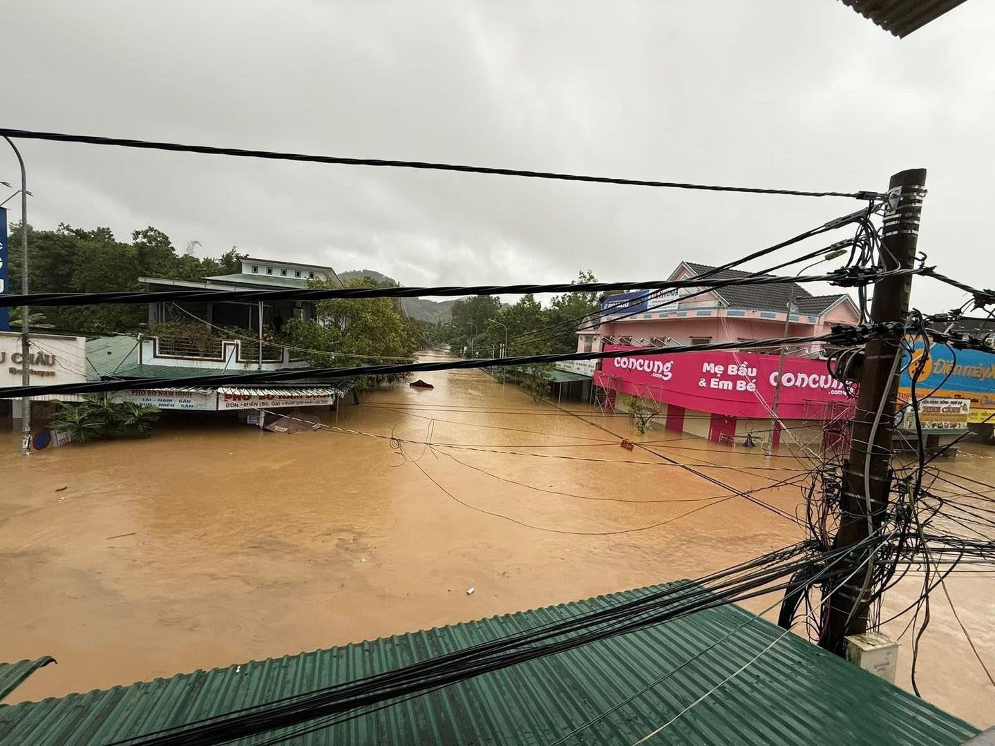 Quảng Ngãi nước lũ ngập đến tầng 1, nhiều nơi xấp xỉ đỉnh lũ lịch sử 1999- Ảnh 1. Quảng Ngãi nước lũ ngập đến tầng 1, nhiều nơi xấp xỉ đỉnh lũ lịch sử 1999- Ảnh 1.