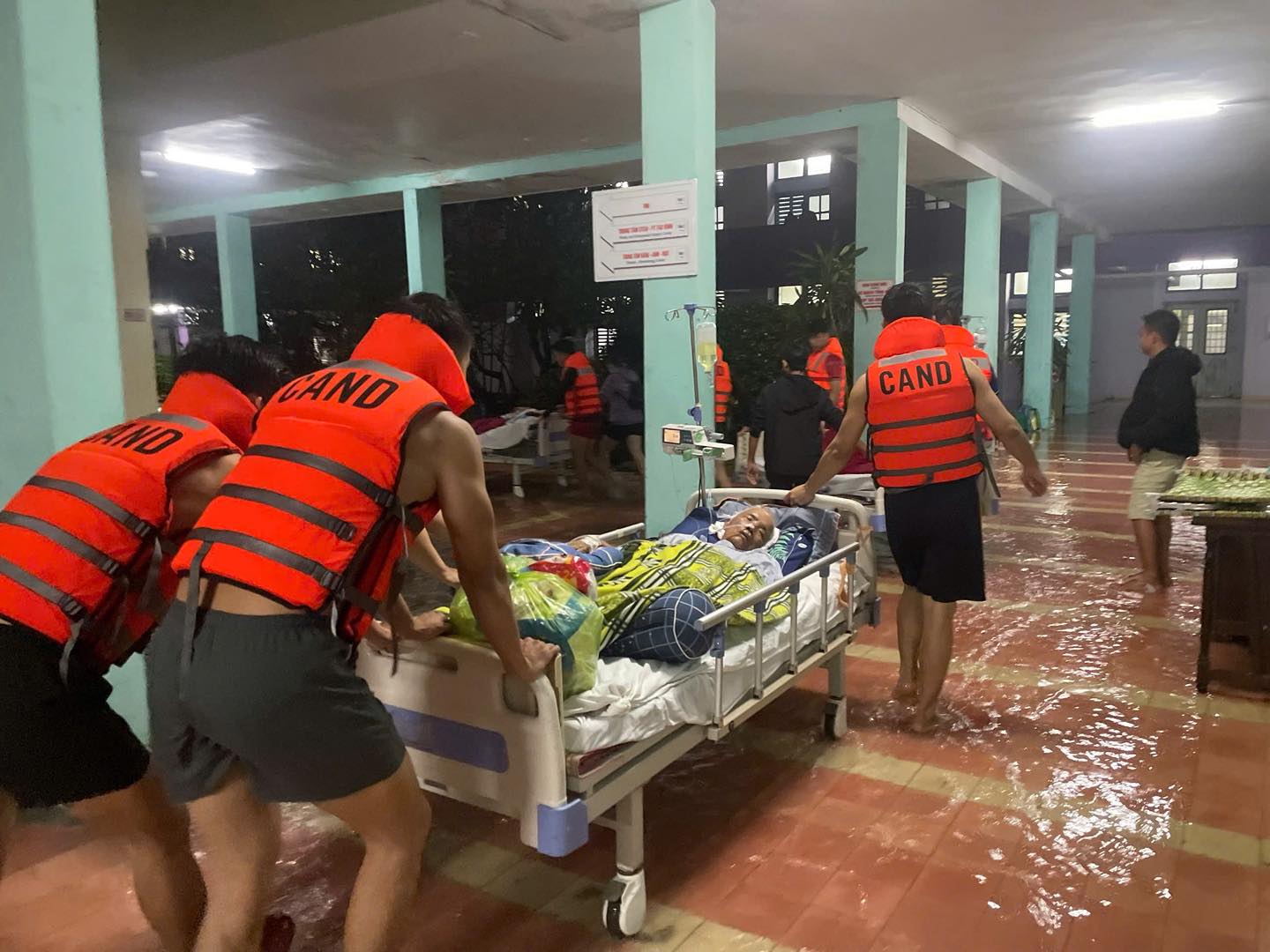 "Chị cố lên, đừng ngủ": Lời động viên 17 giây của trường Công an phường giữa đêm mưa lạnh- Ảnh 1. "Chị cố lên, đừng ngủ": Lời động viên 17 giây của trường Công an phường giữa đêm mưa lạnh- Ảnh 1.