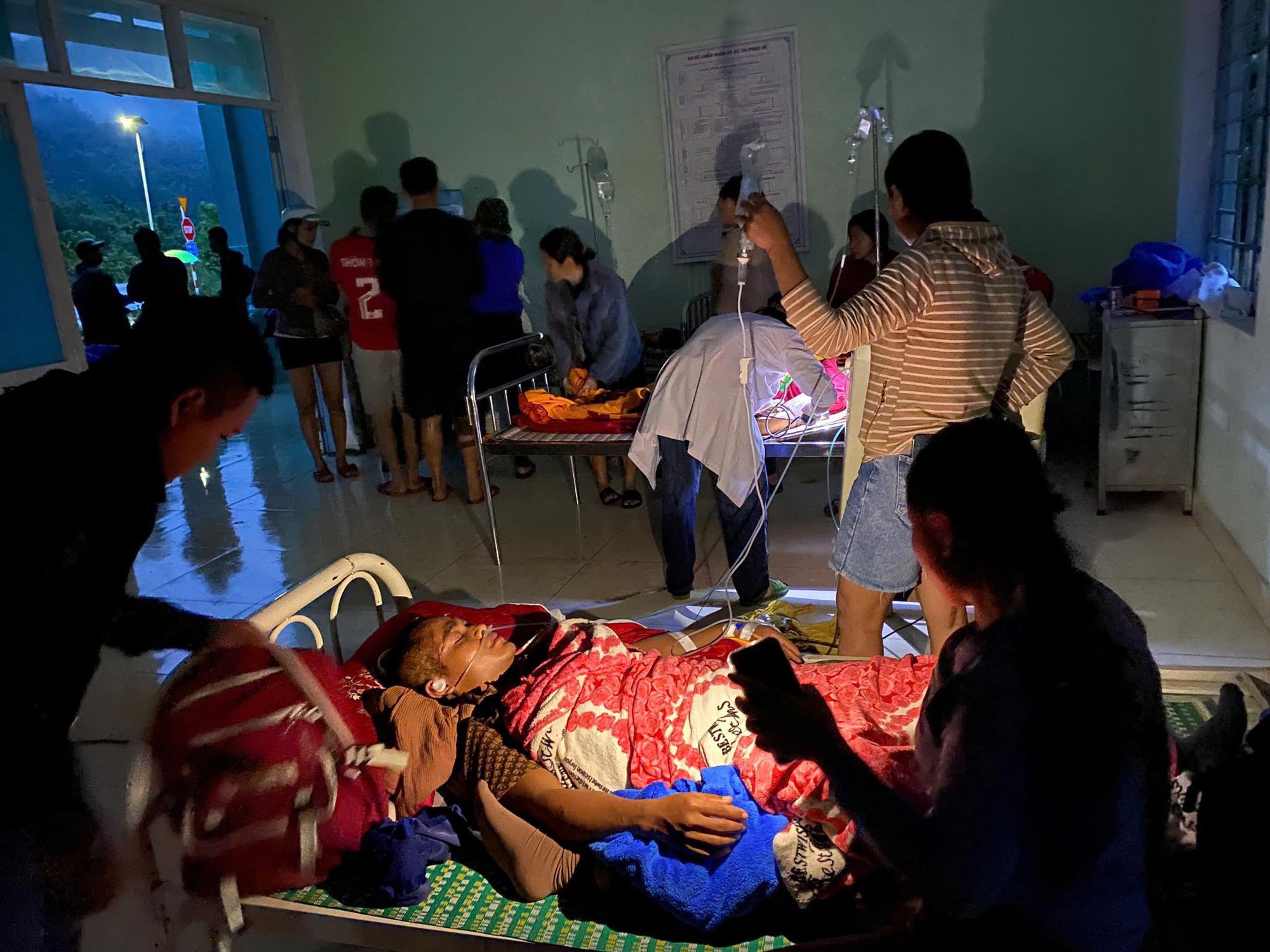 2 người bị sạt lở đất "tiên lượng nặng", xã mượn máy nổ để nạn nhân thở ô xy- Ảnh 3. 2 người bị sạt lở đất "tiên lượng nặng", xã mượn máy nổ để nạn nhân thở ô xy- Ảnh 3.