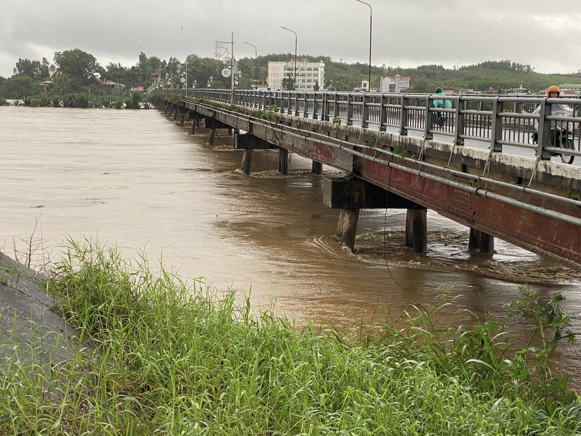 Quảng Ngãi nước lũ ngập đến tầng 1, nhiều nơi xấp xỉ đỉnh lũ lịch sử 1999- Ảnh 4. Quảng Ngãi nước lũ ngập đến tầng 1, nhiều nơi xấp xỉ đỉnh lũ lịch sử 1999- Ảnh 4.