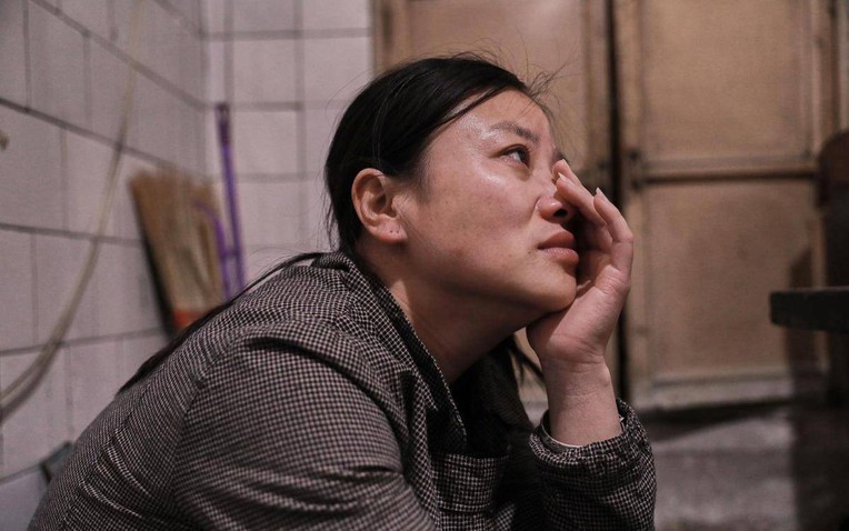 Người phụ nữ nuôi em gái thành luật sư, cho tiền mua nhà, cưới chồng, đến khi bệnh nặng xin ở nhờ, em đáp: "Nhà em đang có khách"- Ảnh 1.