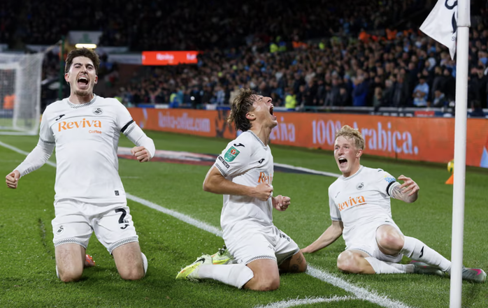 Ngược dòng đánh bại Swansea, Man City giành vé tứ kết League Cup - Ảnh 1.