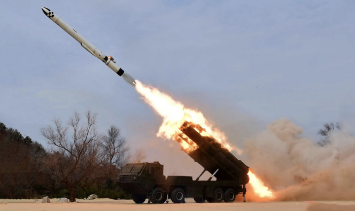 Triều Tiên phóng tên lửa hành trình trước chuyến thăm Hàn Quốc của ông Trump- Ảnh 1.