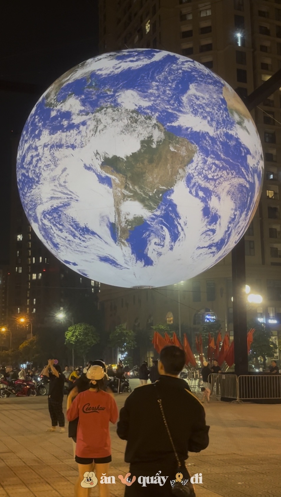 [Clip] Xuất hiện quả địa cầu đường kính 7 mét tại Hồ Tây, dân tình ồ ạt kéo tới chụp ảnh- Ảnh 11.