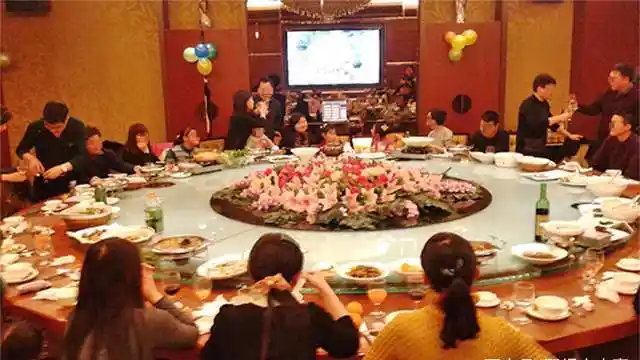 Đứng ra trả tiền họp lớp, người đàn ông bị vợ mắng "sĩ diện hão" rồi bật khóc khi thấy tin nhắn nhóm lớp- Ảnh 2. Đứng ra trả tiền họp lớp, người đàn ông bị vợ mắng "sĩ diện hão" rồi bật khóc khi thấy tin nhắn nhóm lớp- Ảnh 2.