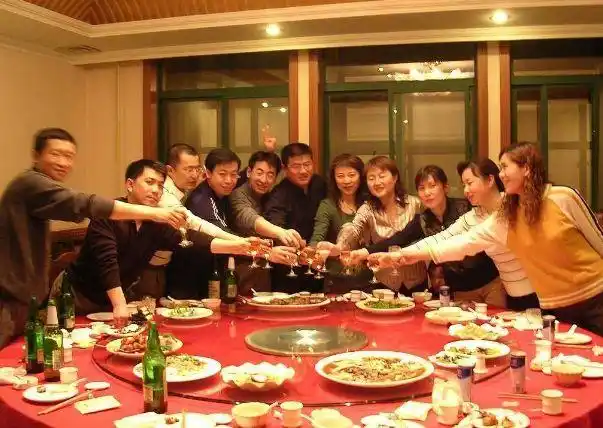 Đứng ra trả tiền họp lớp, người đàn ông bị vợ mắng "sĩ diện hão" rồi bật khóc khi thấy tin nhắn nhóm lớp- Ảnh 3. Đứng ra trả tiền họp lớp, người đàn ông bị vợ mắng "sĩ diện hão" rồi bật khóc khi thấy tin nhắn nhóm lớp- Ảnh 3.