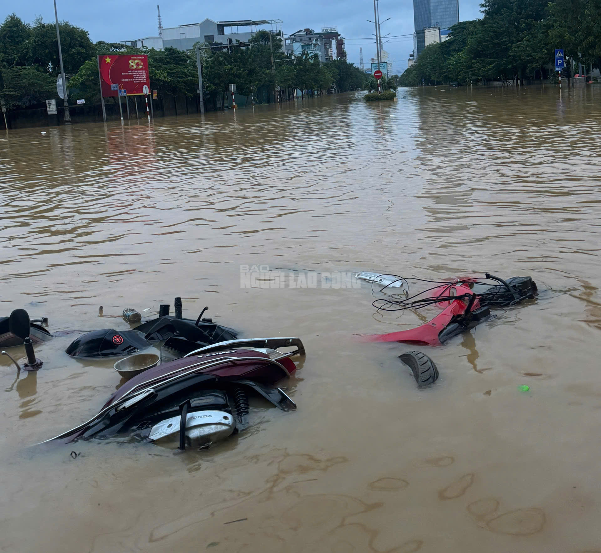 Cận cảnh đường phố Huế khi nước lũ bắt đầu r&uacute;t- Ảnh 11.