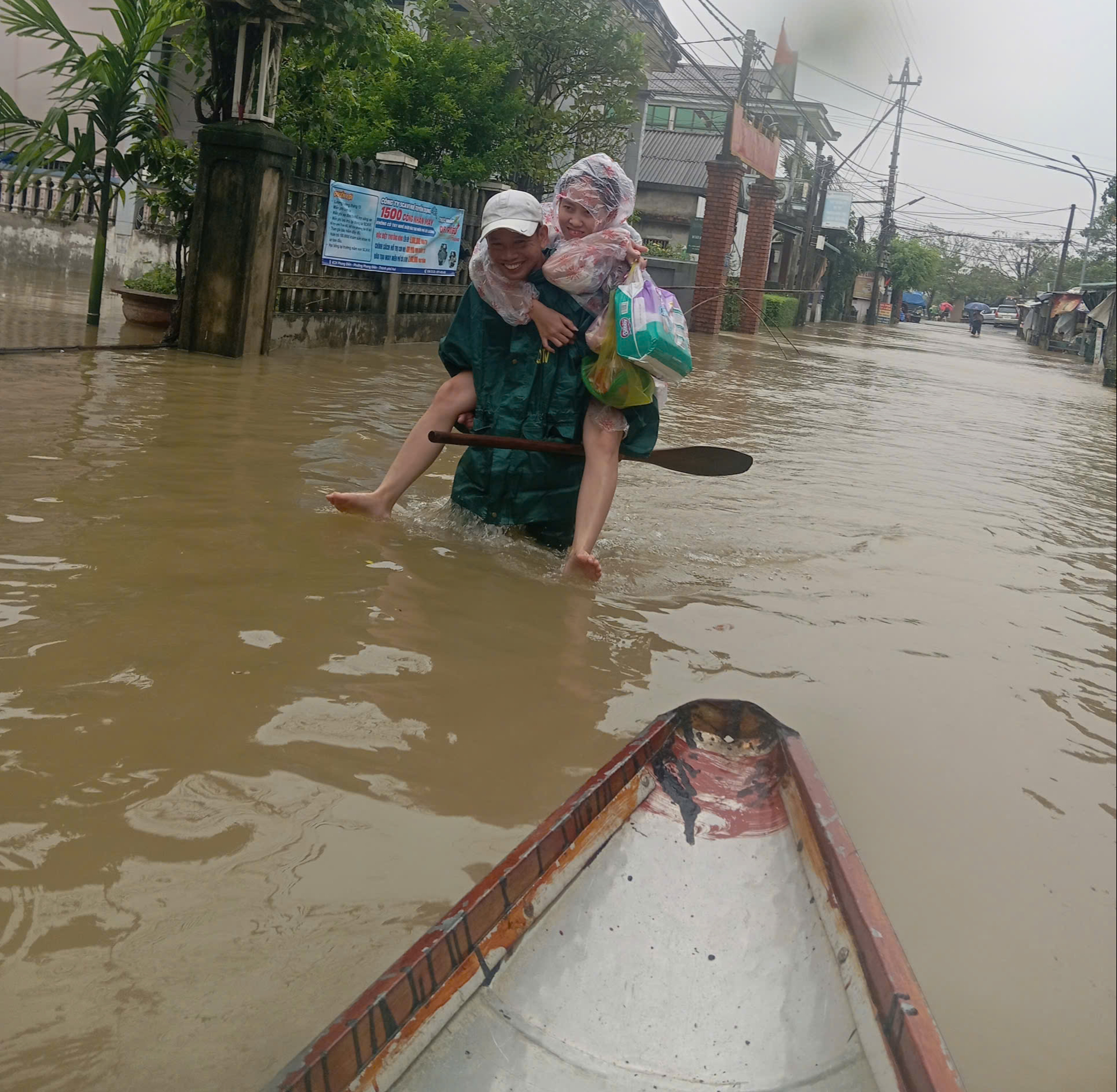 Quảng Trị: Một xã có 570 nhà bị ngập lụt, dân phải dùng ghe đưa quan tài đến nơi cao ráo- Ảnh 5. Quảng Trị: Một xã có 570 nhà bị ngập lụt, dân phải dùng ghe đưa quan tài đến nơi cao ráo- Ảnh 5.