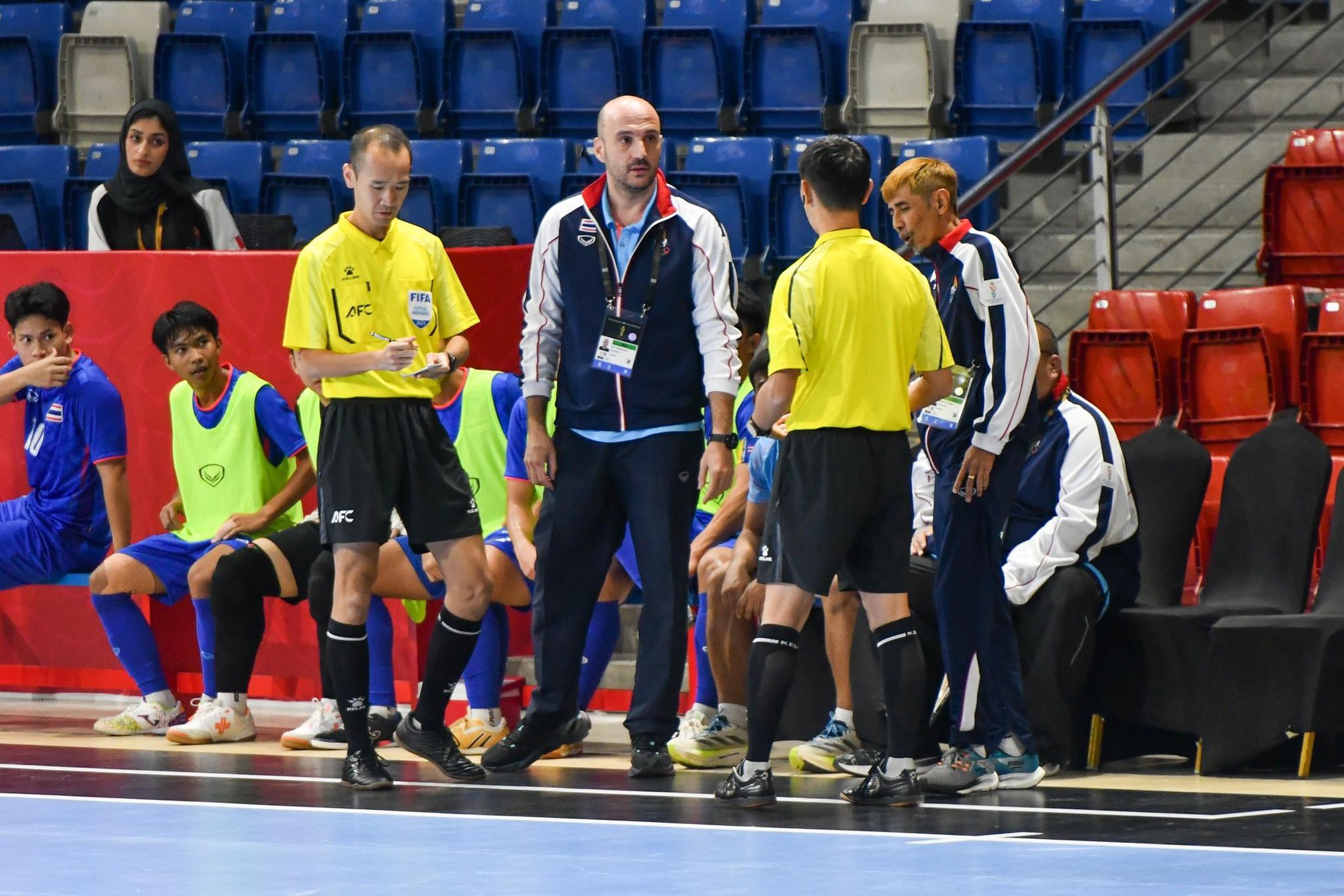 Cầu thủ Thái Lan phải ngồi xe lăn, HLV “nói cứng” sau thảm bại 1-9 và mất vé Olympic- Ảnh 2. Cầu thủ Thái Lan phải ngồi xe lăn, HLV “nói cứng” sau thảm bại 1-9 và mất vé Olympic- Ảnh 2.