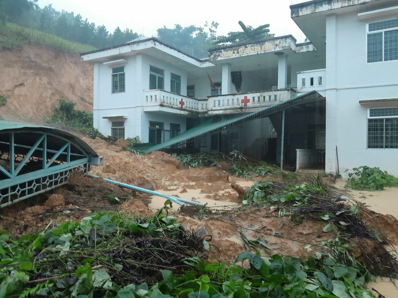 Đất n&uacute;i đổ ập xuống trạm y tế, nh&acirc;n vi&ecirc;n trực kịp chạy tho&aacute;t- Ảnh 1.
