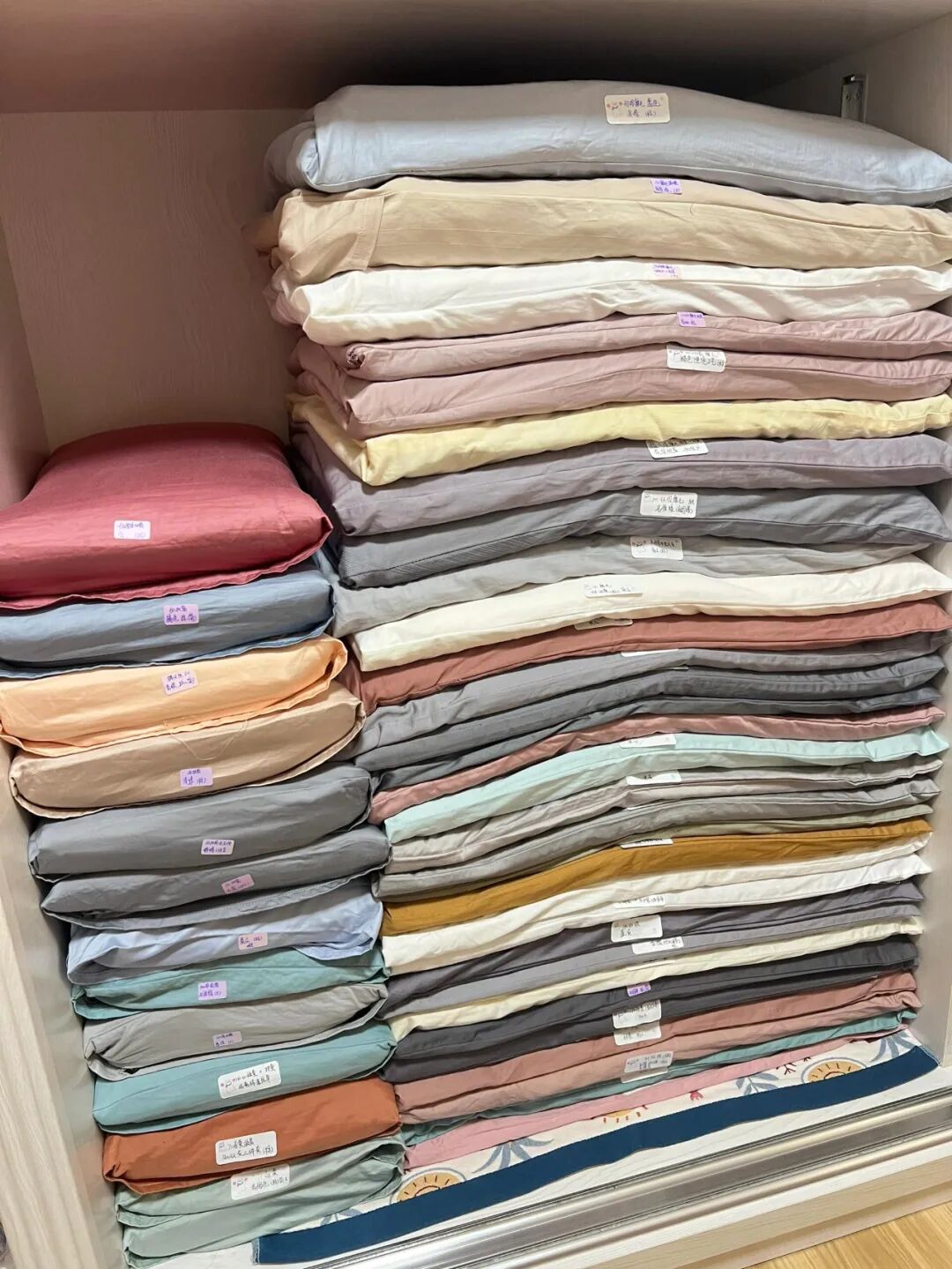 Cách cất đồ trong tủ của phụ nữ trung niên khiến tôi phải thốt lên: Sao họ thông minh thế!- Ảnh 1. Cách cất đồ trong tủ của phụ nữ trung niên khiến tôi phải thốt lên: Sao họ thông minh thế!- Ảnh 1.