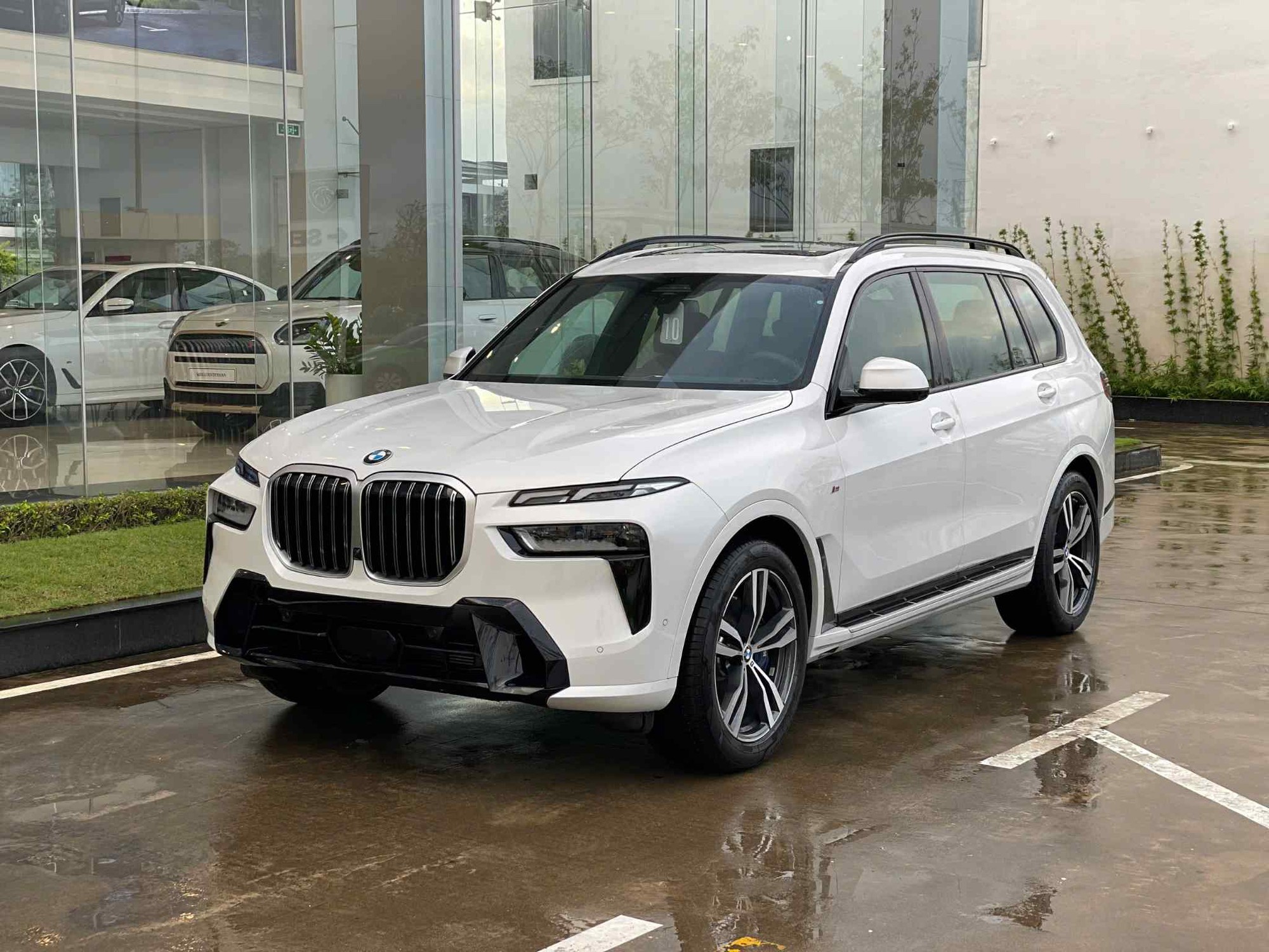 BMW X7 giảm đến 750 triệu đồng: Gi&aacute; thực tế ngang GLS 450 mới ra mắt nhưng vẫn thấp hơn LX 600 gần 4 tỷ đồng- Ảnh 3.