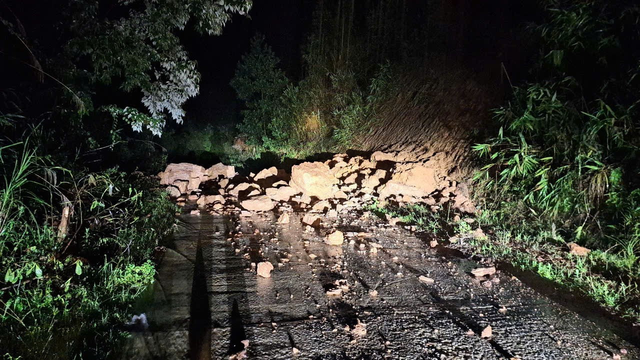 Đất n&uacute;i đổ ập xuống trạm y tế, nh&acirc;n vi&ecirc;n trực kịp chạy tho&aacute;t- Ảnh 4.