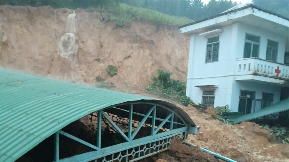 Đất n&uacute;i đổ ập xuống trạm y tế, nh&acirc;n vi&ecirc;n trực kịp chạy tho&aacute;t- Ảnh 3.